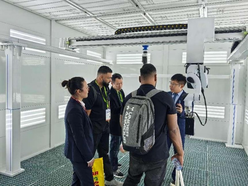 索威爾精準(zhǔn)視覺AI噴涂機(jī)器人亮相上海法蘭克福汽配展